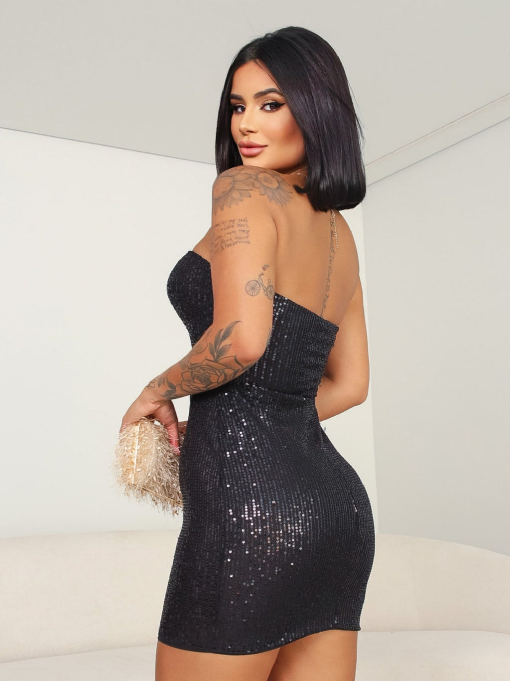 Vestido Curto Com Tule Pesponto Paetê.