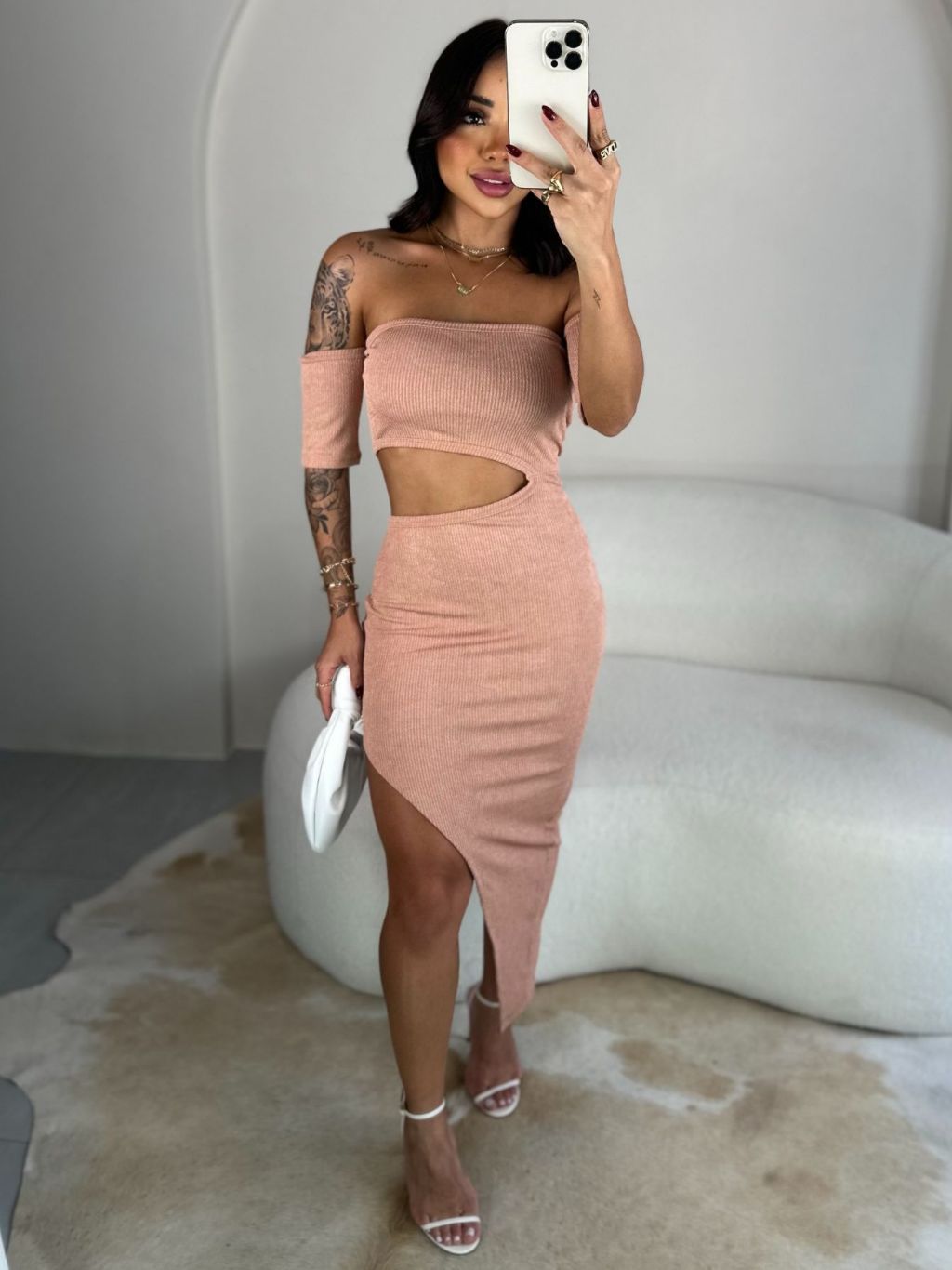 Vestido Feminino Assimétrico com Fenda Lateral.