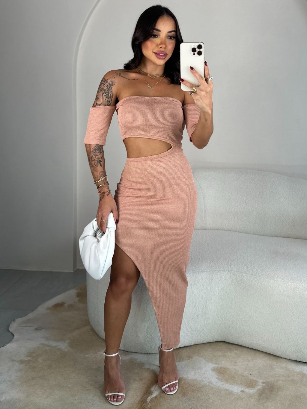 Vestido Feminino Assimétrico com Fenda Lateral.