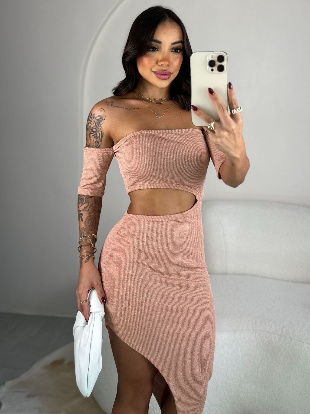 Vestido Feminino Assimétrico com Fenda Lateral.