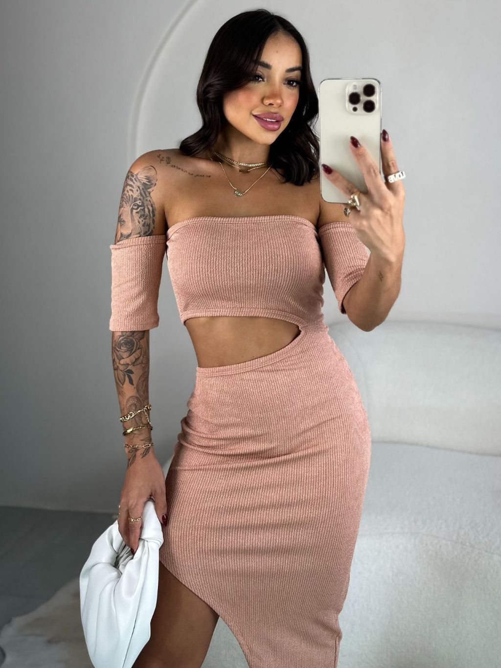 Vestido Feminino Assimétrico com Fenda Lateral.