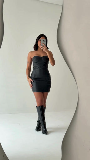 Vestido Curto em Couro Sintético Júlia Outono/Inverno 2025 - Decote Meia Taça