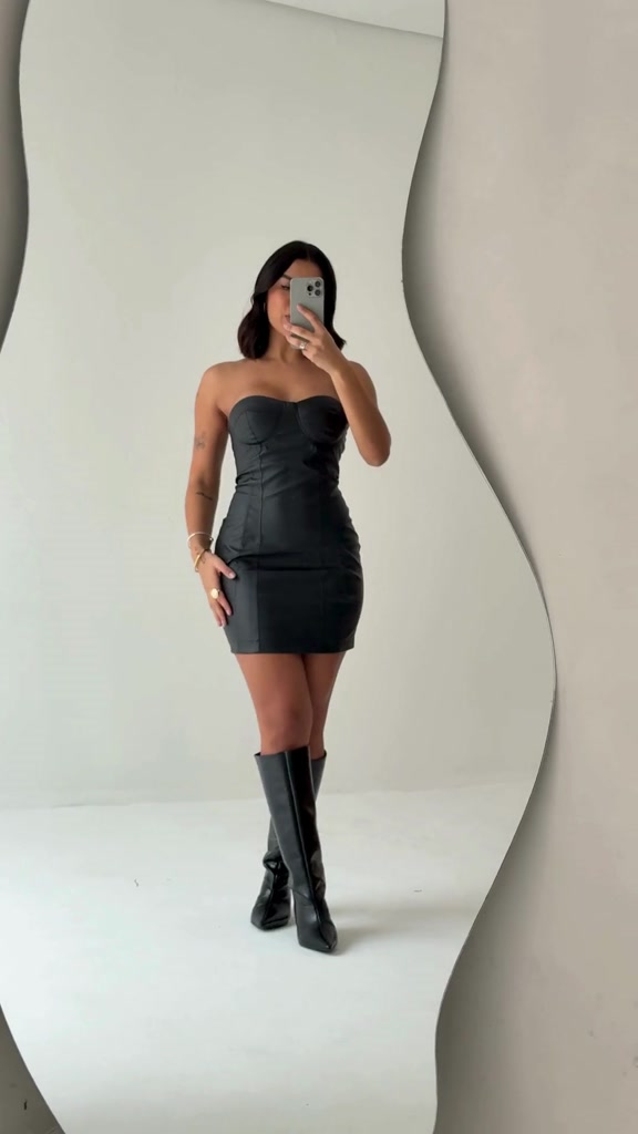 Vestido Curto em Couro Sintético Júlia Outono/Inverno 2025 - Decote Meia Taça