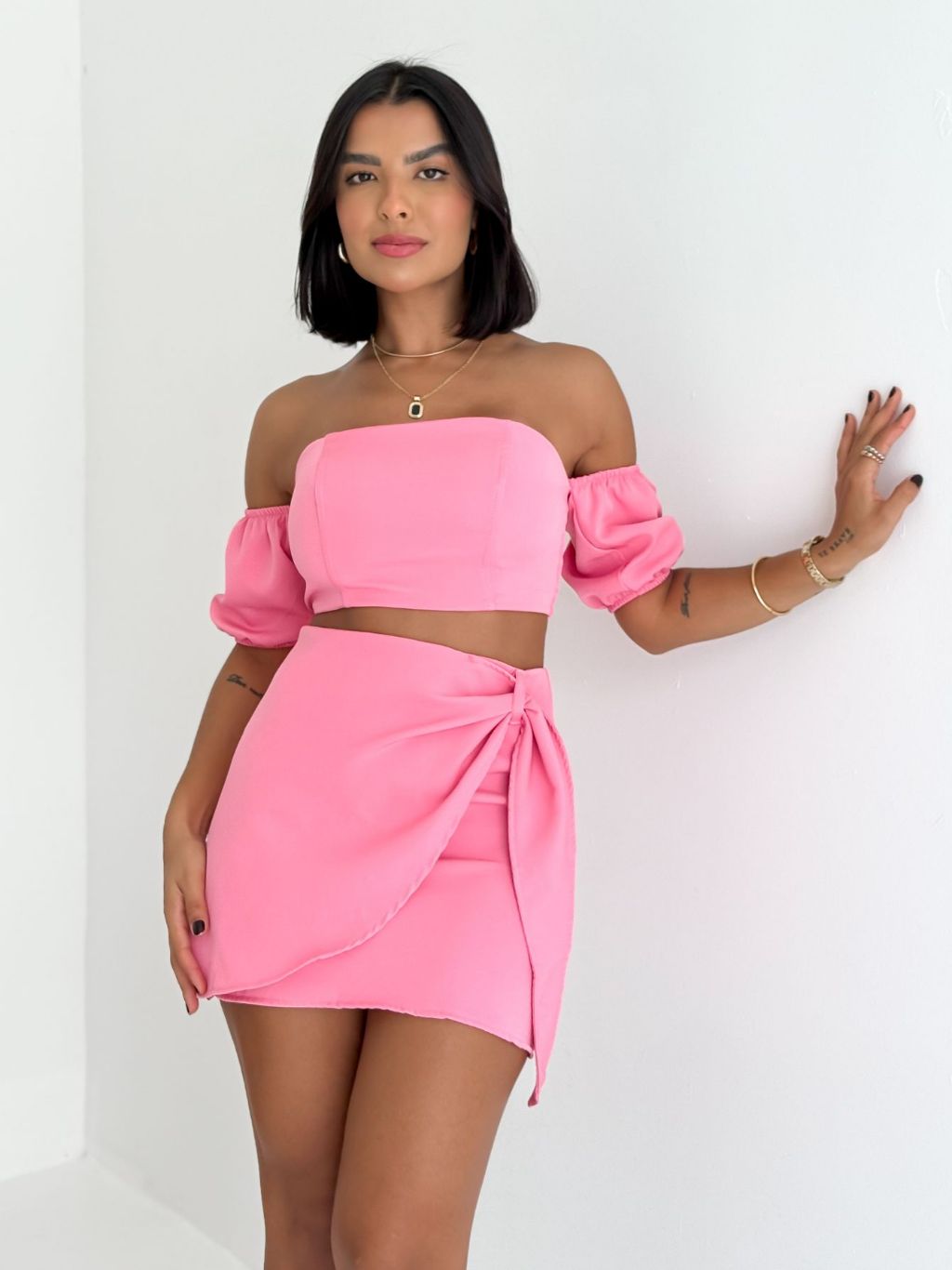 Conjunto Feminino Alfaiataria Saia Envelope Curta com Cropped Manga Princesa Elegante