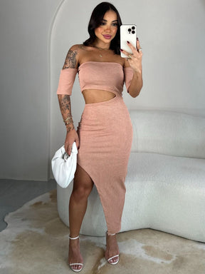 Vestido Feminino Assimétrico com Fenda Lateral.