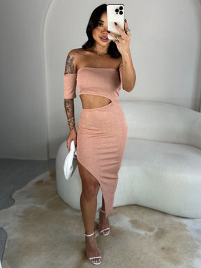 Vestido Feminino Assimétrico com Fenda Lateral.